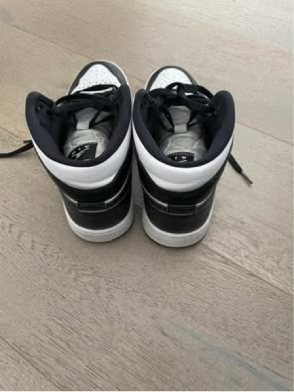 Nike Air Jordan 1 Mids
Size 7 - Picture 3 of 4